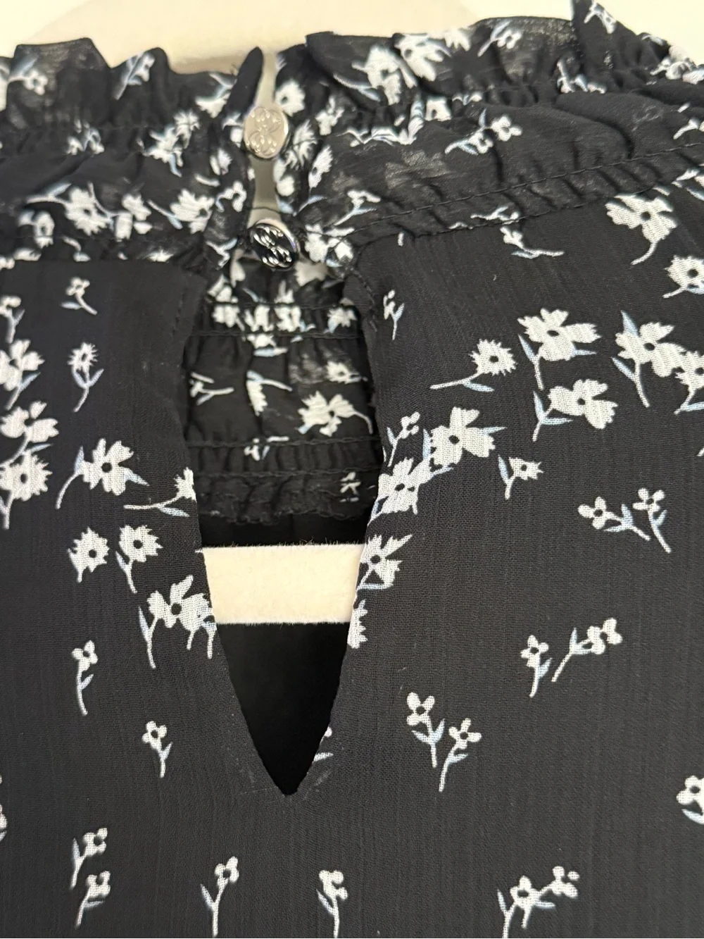 CeCe Black White Floral Ruffle Sleeve Blouse Size Medium - Picture 3 of 4